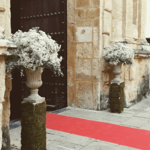 Decoración puerta iglesia boda