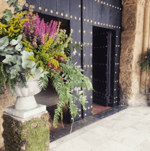 Cómo decorar la puerta de tu Iglesia en tu boda - Andaluflor