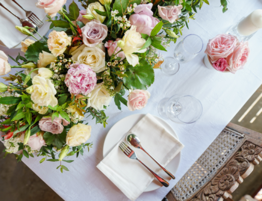 Flores para centros de mesa en bodas al aire libre: elegancia natural para celebraciones de verano - Andaluflor